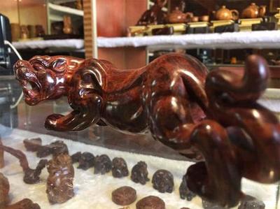 海南儋州铁匠村 探访“海南黄花梨”工艺品的匠心与传承